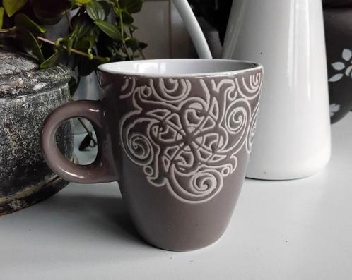 Mok - beker - grijs - taupe - boho, Huis en Inrichting, Keuken | Servies, Gebruikt, Kop(pen) en/of Schotel(s), Overige stijlen