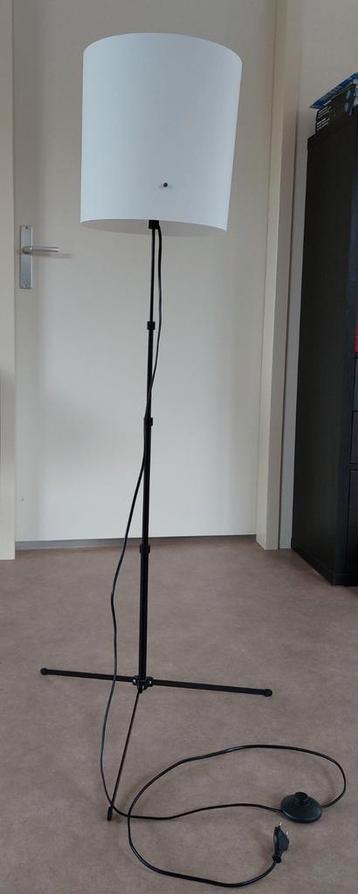 IKEA vloerlamp.  beschikbaar voor biedingen