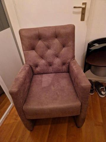 1 eetkamer stoel op wieltjes beschikbaar voor biedingen