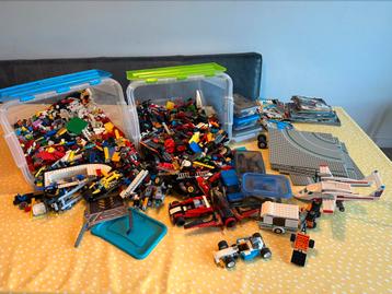 Ruim 8 kilo aan lego (gewicht zonder boxen en boekjes) beschikbaar voor biedingen