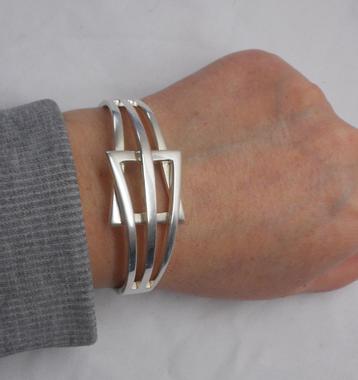 Prachtige zilveren massieve modernist armband nr.493 beschikbaar voor biedingen