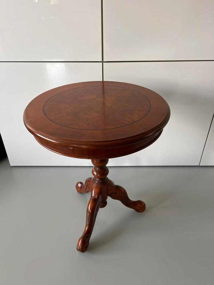 Houten Tafeltje met Sierlijke Poot, Huis en Inrichting, Tafels | Bijzettafels, Gebruikt, Rond, Minder dan 55 cm, Hout, Ophalen of Verzenden
