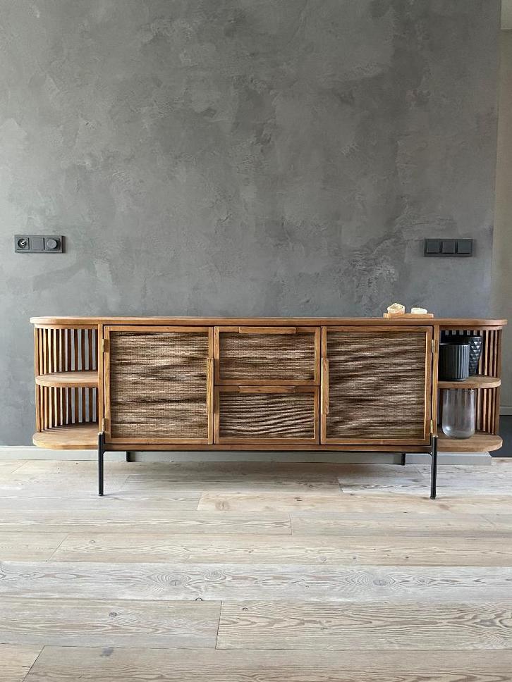 Stijlvol design dressoir – Splinternieuw, Massief hout&rotan, Huis en Inrichting, Kasten | Dressoirs, Zo goed als nieuw, 150 tot 200 cm
