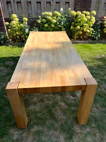 Houten tafel beschikbaar voor biedingen