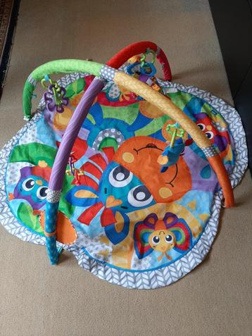 Vrolijk speelkleed beschikbaar voor biedingen