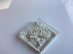 Antieke Lucite Broche met witte roosjes, €17,50, Ophalen, Zo goed als nieuw, Wit, Overige materialen