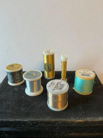 Klosjes gouddraad, zilverdraad, 6 klosjes, naaimachine kerst beschikbaar voor biedingen