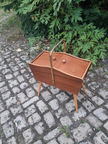 Vintage Naaikastje beschikbaar voor biedingen