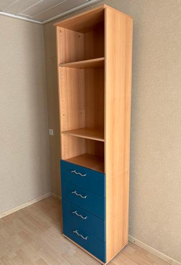Kast met legplanken en lades beschikbaar voor biedingen