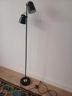 Moderne zwartmetalen lamp met 2 spots, Huis en Inrichting, Lampen | Vloerlampen, Ophalen, Zo goed als nieuw, 150 tot 200 cm