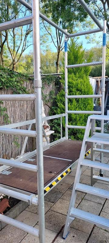 Steiger-- Veilig werksteiger/nieuwstaat--met zijsteunen-- beschikbaar voor biedingen