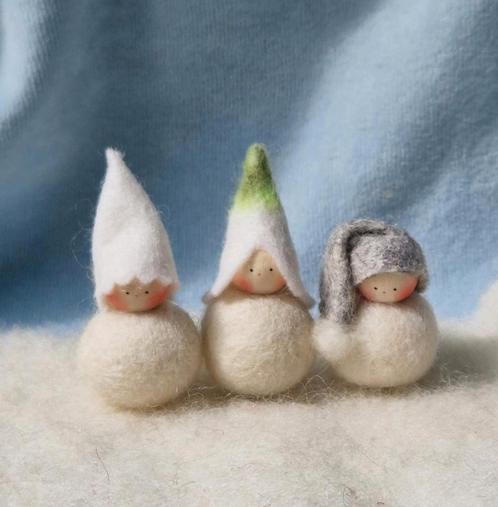 Winter kabouter Seizoenstafel popje Vrije School vilt dwerg, Hobby en Vrije tijd, Vilt, Nieuw, Figuurtje(s), Wolvilt, Verzenden