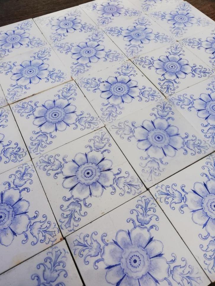 50 antieke wandtegels met lichtblauwe bloem 12x12cm, Antiek en Kunst, Antiek | Wandborden en Tegels, Ophalen