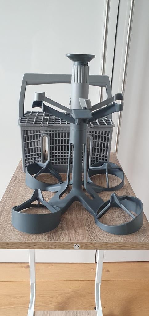 Vaatwaskorf en wijnglazen toren, Ophalen