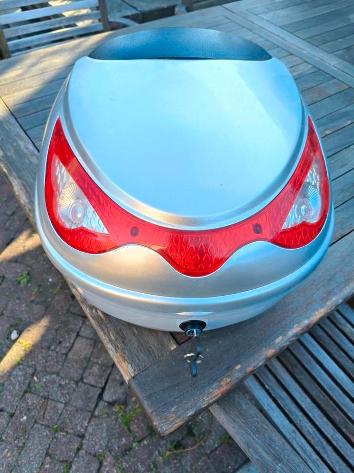 Zilverkleurige Topkoffer, Fietsen en Brommers, Brommeronderdelen | Scooters, Gebruikt, Overige merken, Overige typen, Ophalen of Verzenden