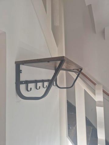 Mooie Wandkapstok met Plank beschikbaar voor biedingen