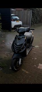 Snelle zip 70cc tekoop/teruil, Fietsen en Brommers, Ophalen, Tweetakt, Maximaal 45 km/u, Zo goed als nieuw