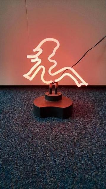 Retro neonlamp roze Vrouwenvorm beschikbaar voor biedingen