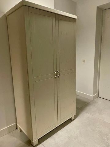 Woood kledingkast beschikbaar voor biedingen