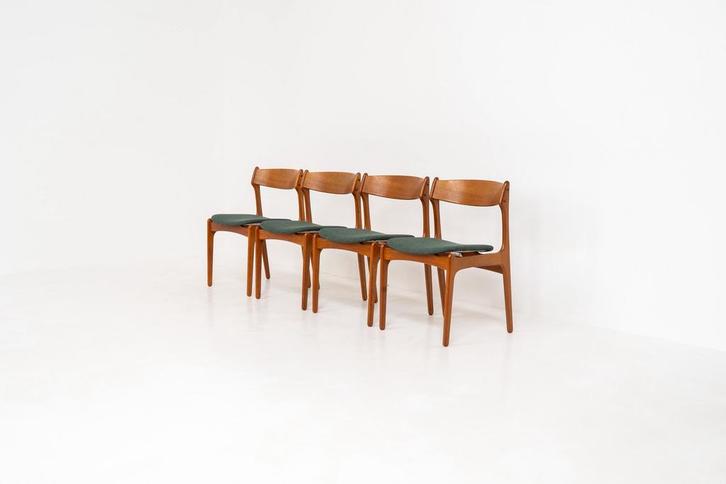 Set van 4 vintage “Model 49” stoelen van Erik Buch, Huis en Inrichting, Stoelen, Zo goed als nieuw, Stof, Bruin, Ophalen of Verzenden