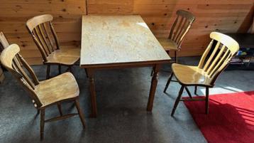 Houten uitschuif eettafel 180x75 en 4 bijbehorende stoelen beschikbaar voor biedingen