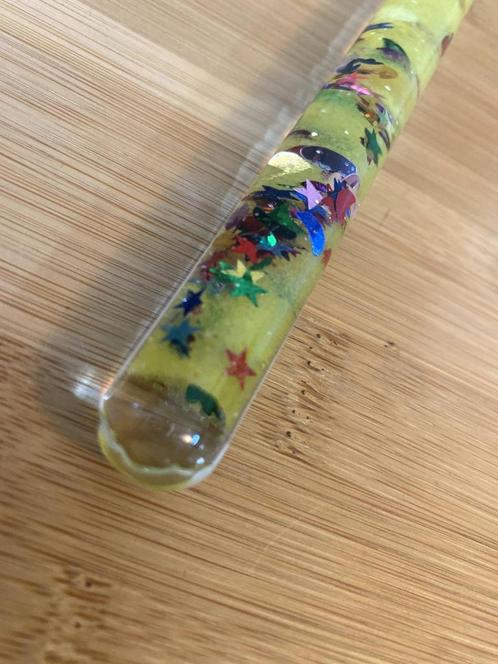 toverstok met bewegende glitters en kleurverloop (30 cm), Kinderen en Baby's, Speelgoed | Educatief en Creatief, Nieuw, Ontdekken