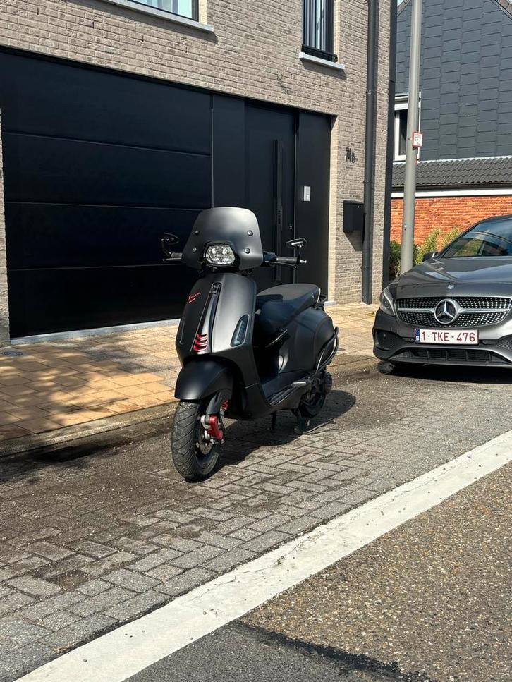 Vespa Sprint 2022 mat zwart/candy red, Fietsen en Brommers, Brommers | Vespa, Zo goed als nieuw, Overige modellen, Ophalen