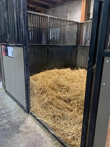 Stalling aangeboden met binnenbak 20x60 en 20x40  beschikbaar voor biedingen