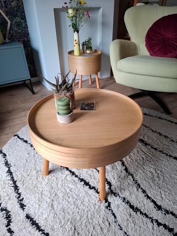 houten tafels met opbergruimte beschikbaar voor biedingen