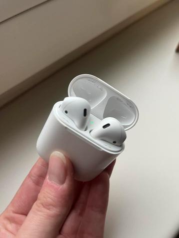 Apple Airpods 1 - Apple Earpods (oortjes & oplaadcase) beschikbaar voor biedingen