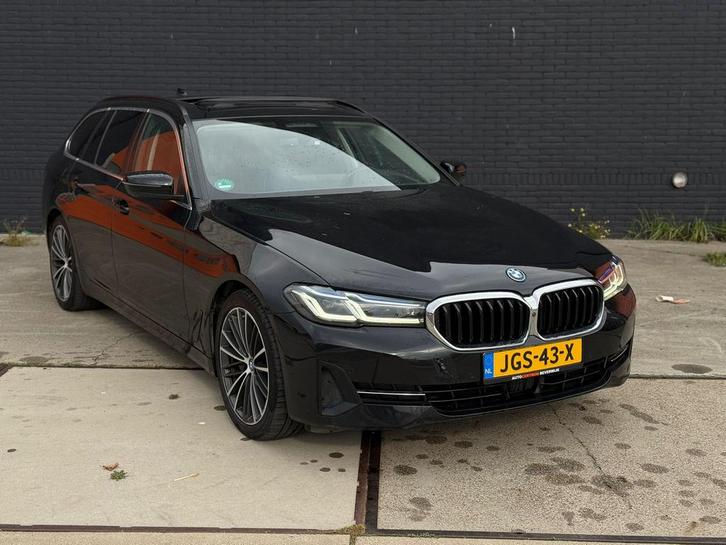 BMW 5 Serie Touring 530e xDrive 292PK 2022 Zwart Pano Laser, Auto's, BMW, Bedrijf, 5-Serie, 4x4, ABS, Achteruitrijcamera, Airbags