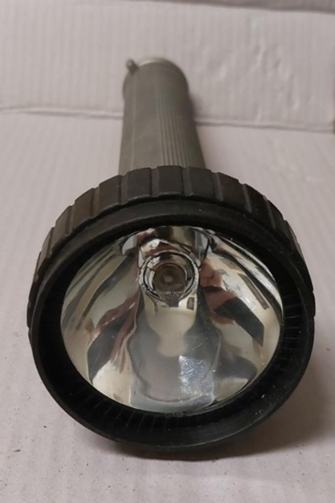 Nieuwe retro zaklantaarn uit kunststof. € 4,00., Caravans en Kamperen, Zaklampen, Nieuw, Batterij, Ophalen of Verzenden