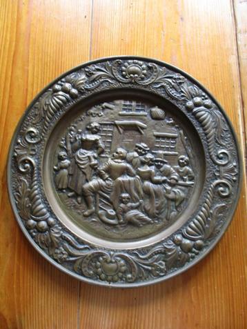 Een oud koperen wandbord. beschikbaar voor biedingen