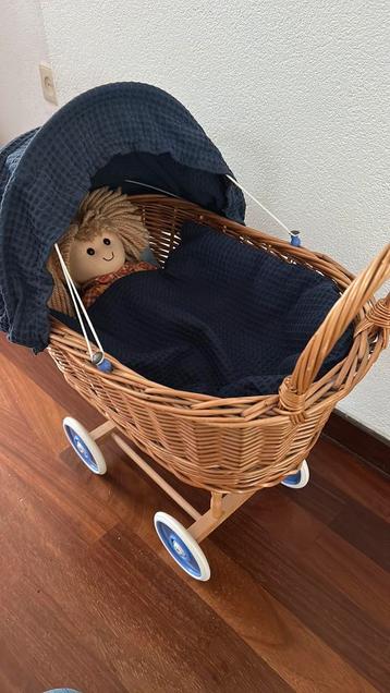 Rieten poppenwagen met pop beschikbaar voor biedingen