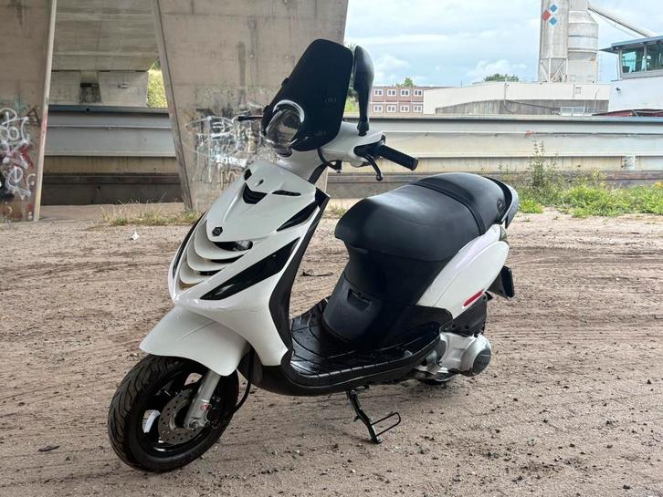 Piaggio zip 125cc, Fietsen en Brommers, Scooters | Piaggio, Zo goed als nieuw, Zip, Benzine, Ophalen