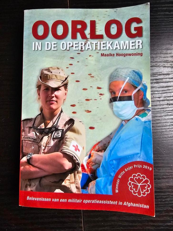 Oorlog in de Operatiekamer - Maaike Hoogewoning, Boeken, Oorlog en Militair, Gelezen, Landmacht, 1945 tot heden, Ophalen of Verzenden