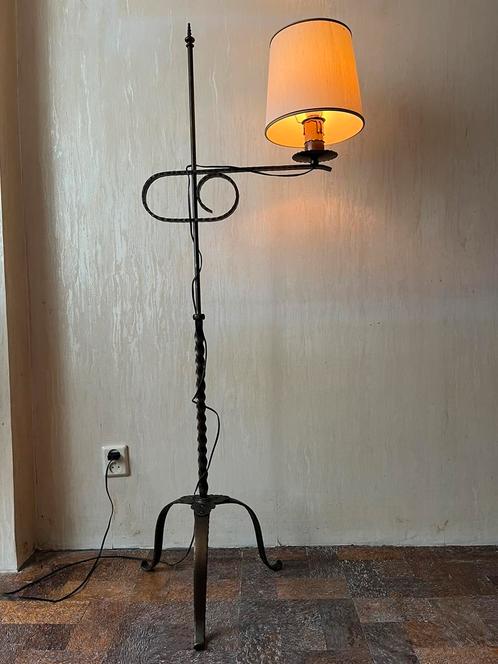 Hand gesmede bronzen in hoogte verstelbare staande vloerlamp, Huis en Inrichting, Lampen | Vloerlampen, Zo goed als nieuw, Ophalen of Verzenden