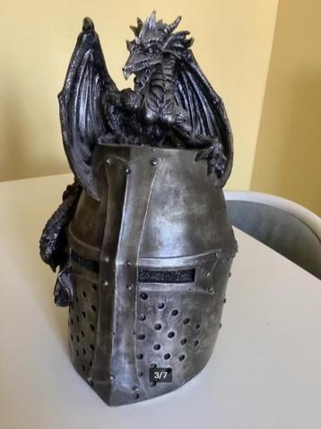 Beeld draak op ridderhelm beschikbaar voor biedingen
