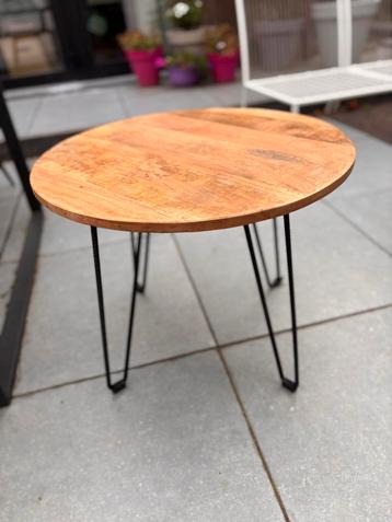 Leuk Bijzettafeltje - Hout & Metaal beschikbaar voor biedingen