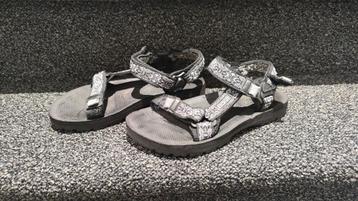 Soort Teva wandelschoenen /sandalen 37 zwart verstelbaar beschikbaar voor biedingen