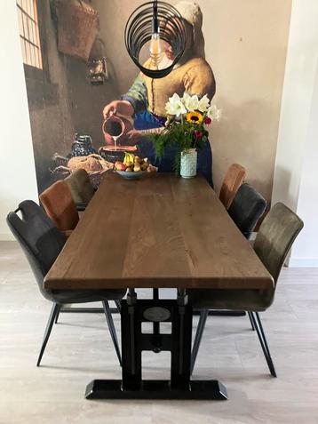 Te koop massief houten eettafel met stoelen beschikbaar voor biedingen