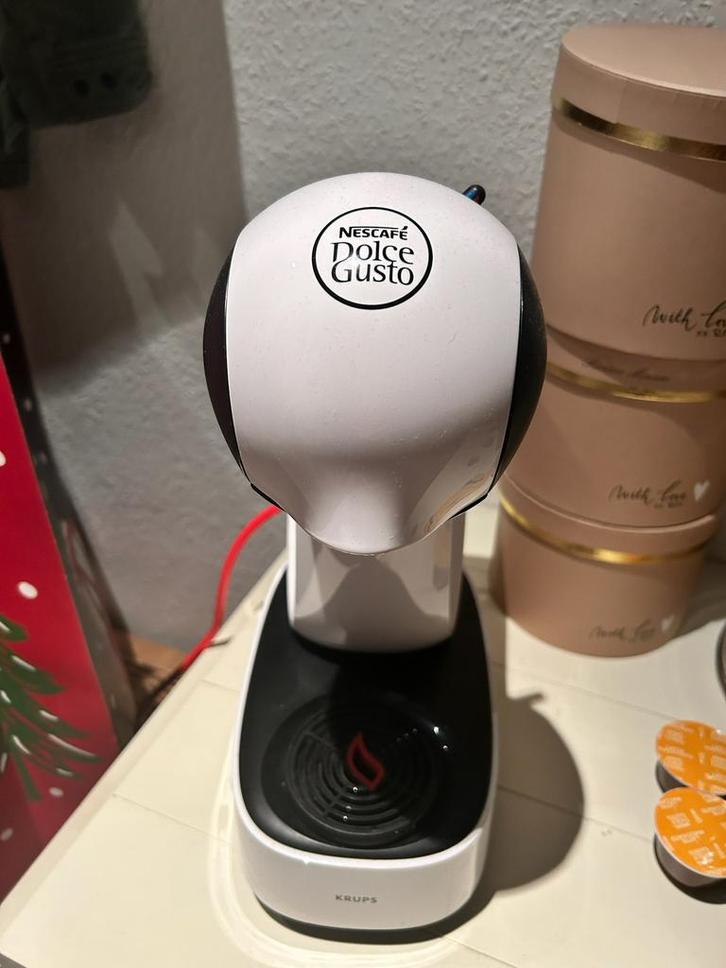 Nescafé Dolce Gusto koffiemachine – Krups (wit/zwart), Witgoed en Apparatuur, Koffiezetapparaten, Zo goed als nieuw, Koffiepads en cups