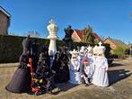 loopgroep 12 lopende schaakstukken met 2 grote schaakstukken, Carnaval, Kleding, Gedragen, Ophalen