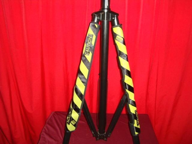 Nieuw: Showtec waarschuwingsstrip voor statieven. 20240249, Muziek en Instrumenten, Standaards, Nieuw, Muziekstandaard, Speaker