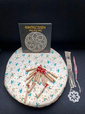 Kantklosset compleet met boek beschikbaar voor biedingen