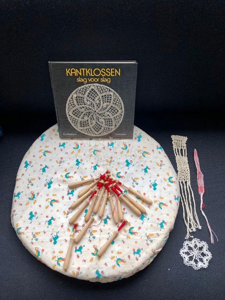 Kantklosset compleet met boek, Hobby en Vrije tijd, Kantklossen, Gebruikt, Klos(sen), Ophalen of Verzenden