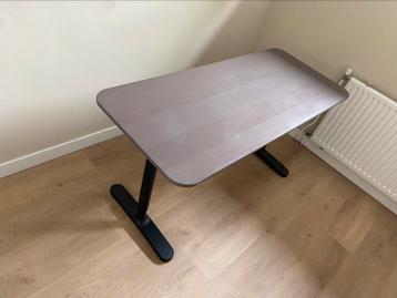 Ikea Bureau! In hoogte verstelbaar. 140cm x 60cm beschikbaar voor biedingen