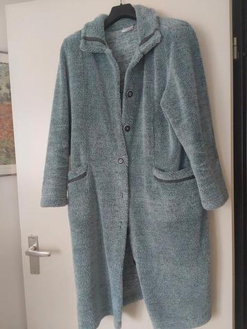 Warme ochtendjas maat L beschikbaar voor biedingen