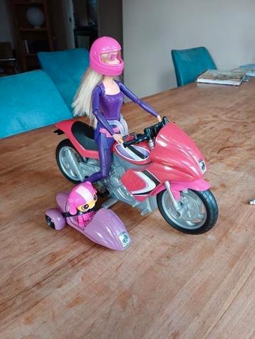 Stoere barbie op motor met accessores  beschikbaar voor biedingen