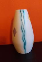 Witte vaas met kleurrijke decoratie, Wit, Aardewerk of Porselein, Ophalen of Verzenden, Zo goed als nieuw